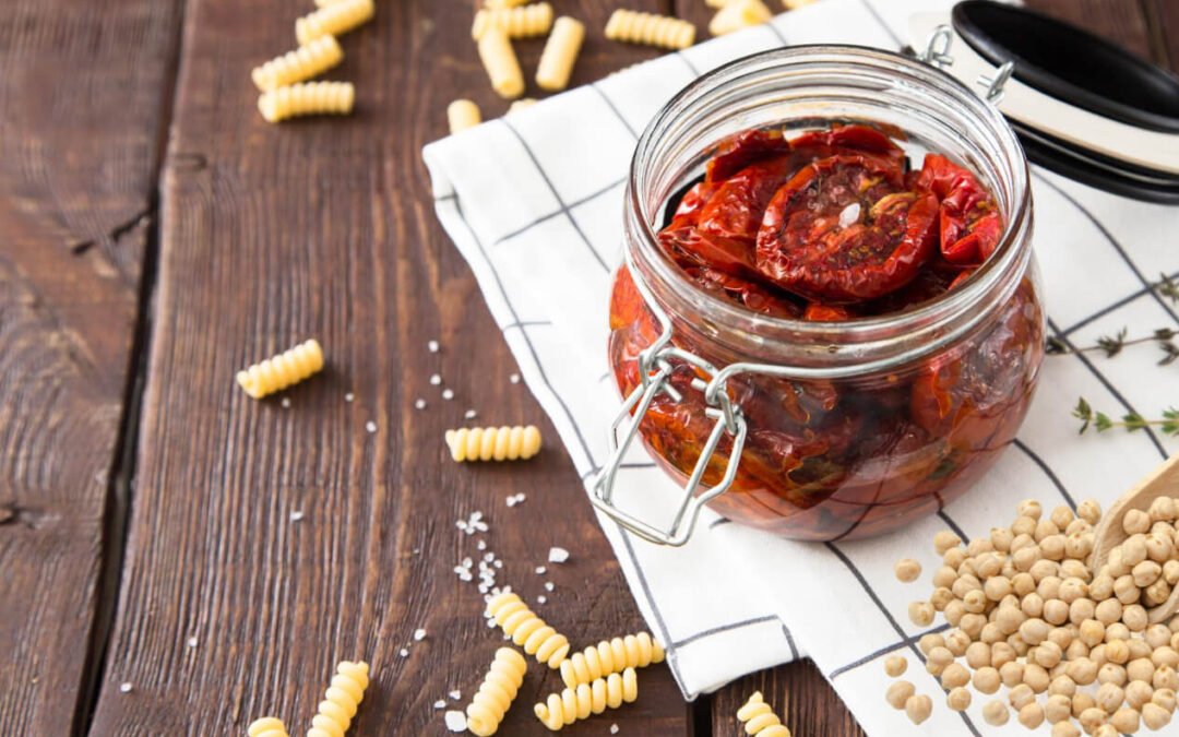 Rigatoni integrali con pomodori secchi e pesto di ceci