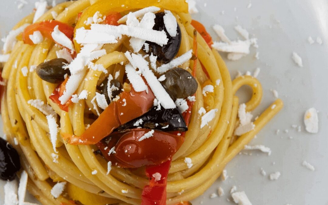 Spaghetti integrali peperoni olive e ricotta