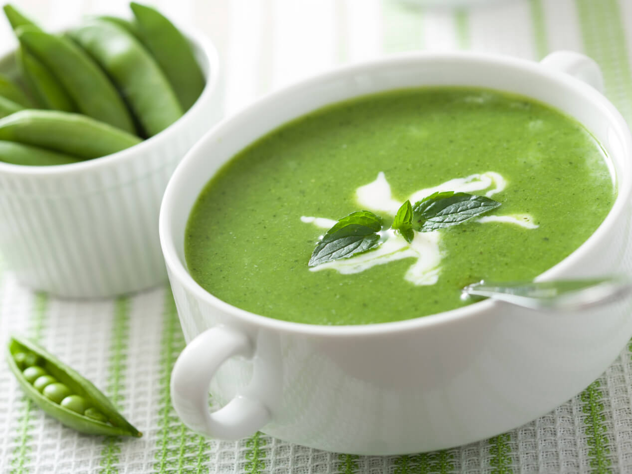 Zuppa verde di asparagi e piselli