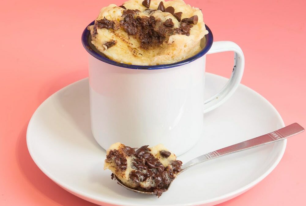 Torta in tazza o mug cake con gocce di cioccolato