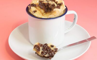 Torta in tazza o mug cake con gocce di cioccolato