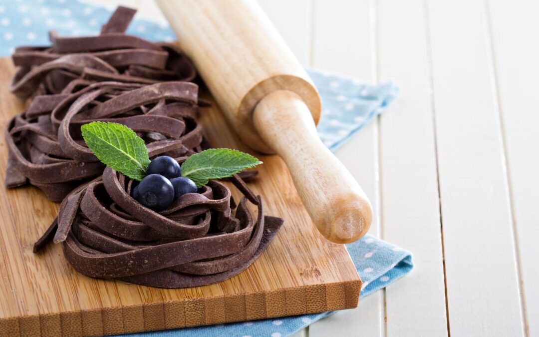 Tagliatelle al cacao con sugo di pomodoro e cioccolato fondente