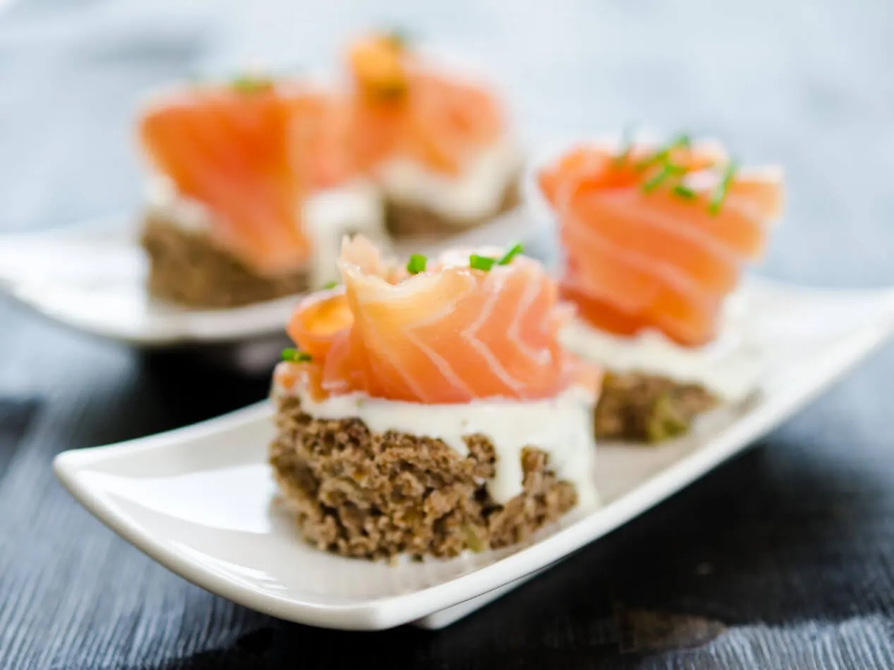 Crostini formaggio salmone affumicato e mandorle Crostini formaggio salmone affumicato e mandorle