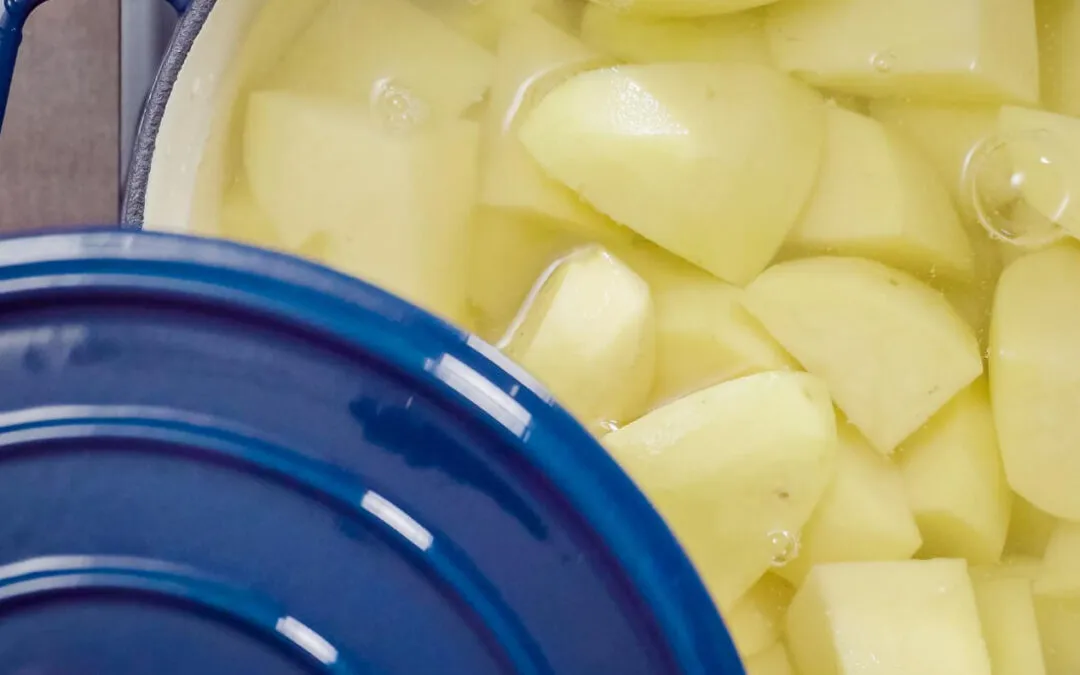 Insalata di patate lesse con salsa rosa