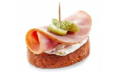 Canapè con prosciutto e formaggio alle erbe aromatiche