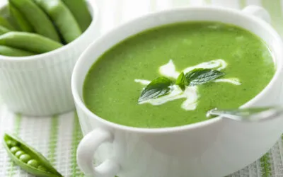 Zuppa verde di asparagi e piselli
