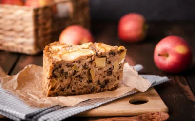 Torta di mele invisibile mirtilli e pinoli