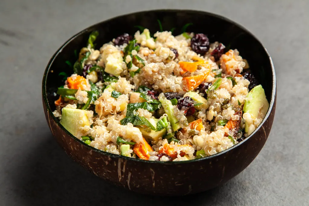 Quinoa salad in a bowl 31.5 Glicemia Insalata Di Quinoa Con Verdure Grigliate E Feta